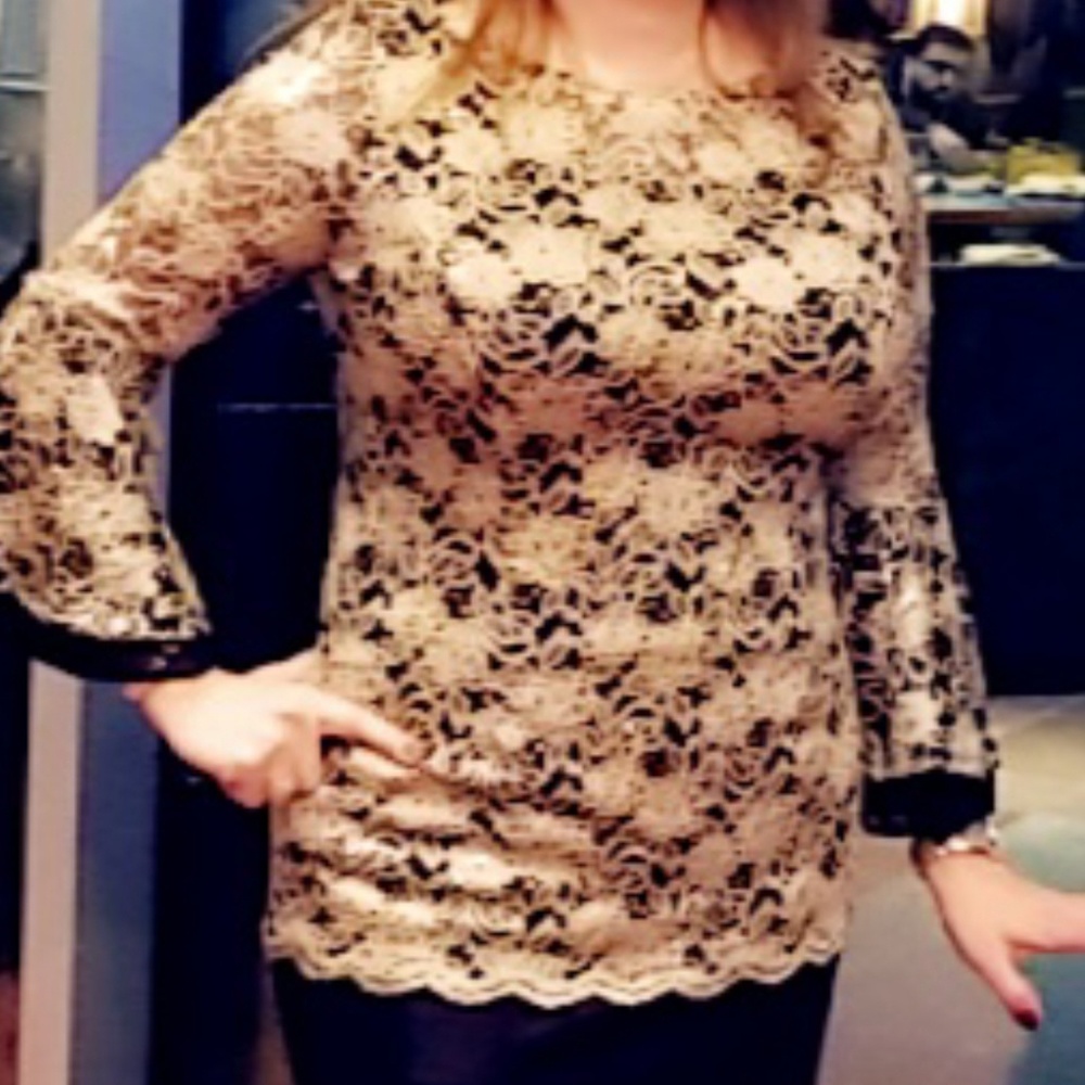 A  golden  black blouse tulle